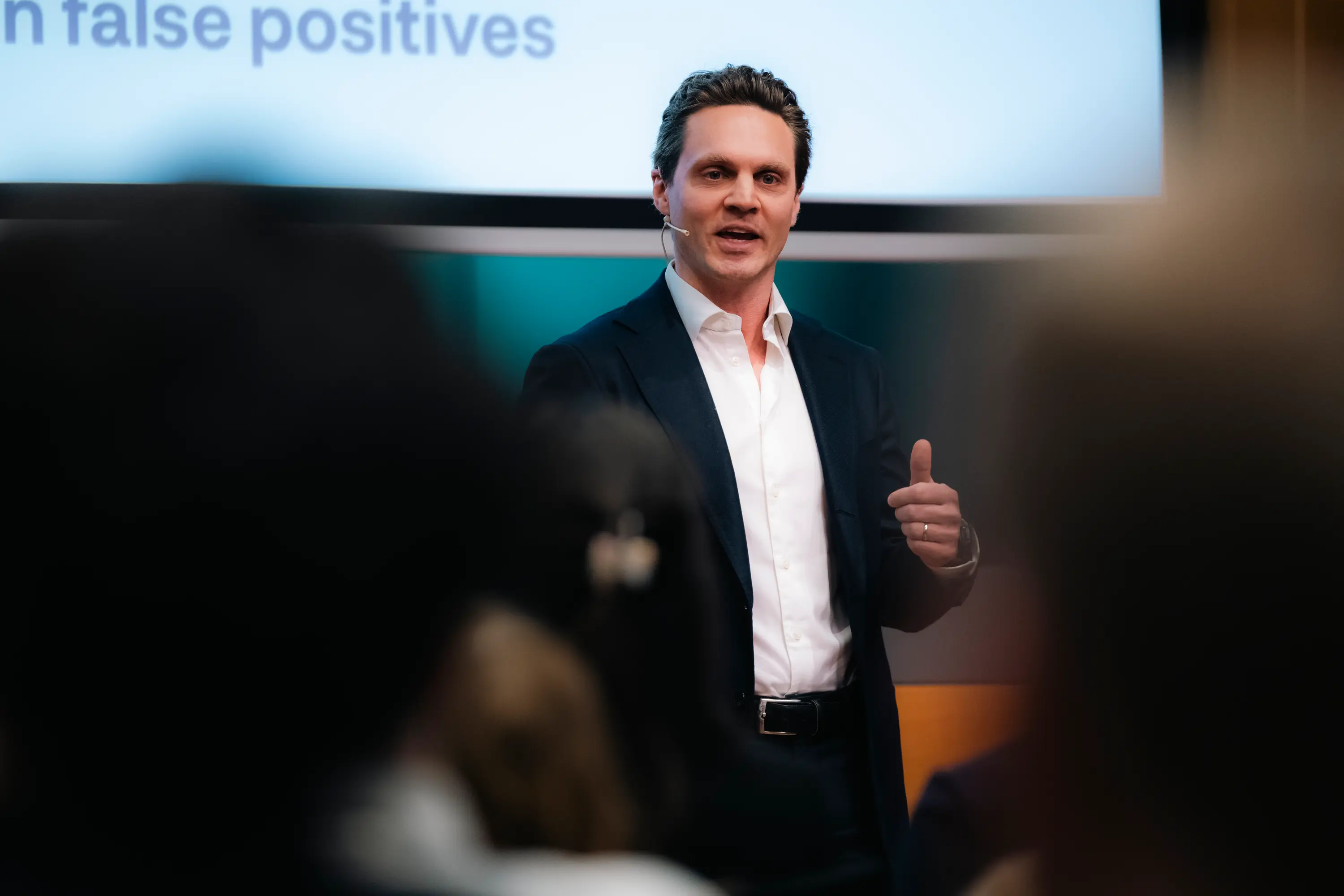 Oscar Merckoll fra compliance-teamet i NBIM forklarte hvordan KI kan brukes til å fange opp mulig markedsmanipulasjon. (Foto: Halvor Njerve/Norges Bank Investment Management).
