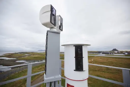 Avinor jobber med storstilt digitalisering av norske flyplasser. Her er kameraer og sensorer ved rullebanen på Røst. Foto: Avinor