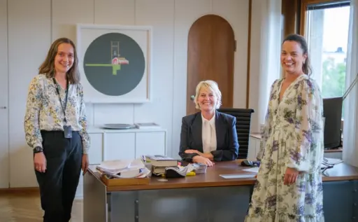 Heidrun Larsen Reisæter (f.v.), Vibeke Fürst Haugen og Liv Dingsør – på kringkastingssjefens fredede kontor, som blir stående som det er når NRK snart flytter.