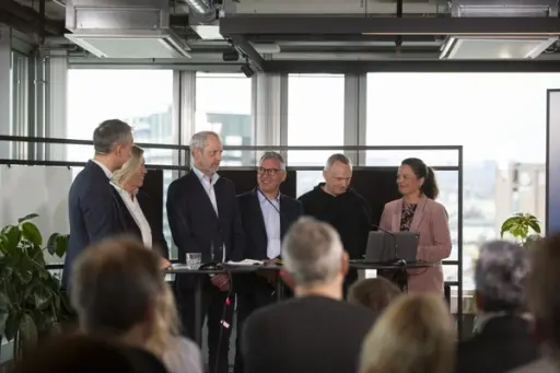 Jarle Roheim Håkonsen (fra venstre) ledet en gruppeoppgave, forkledd som en panelsamtale. Oppgaven gikk ut på å komme med løsninger for hvordan gründerhverdagen til Trude Kristin Kjevik Aakre i Nordconcept kan forenkles. (Videre fra venstre: Halvor E. Sigurdsen (NHO), David Norheim (Brønnøysundregistrene), Bendik Gill Bakken (Fiken) og Liv Dingsør (Digital Norway).