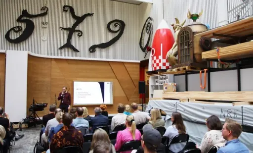 BAK KULISSENE: De store tallene på veggen henger igjen fra da «Skavlan» gikk på NRK. Men de fysiske kulissene holder ikke lenger for å lage innhold for det norske publikummet. Derfor må NRK jobbe aktivt med innovasjon og ny, digital teknologi. (Foto: Snorre Bryne).