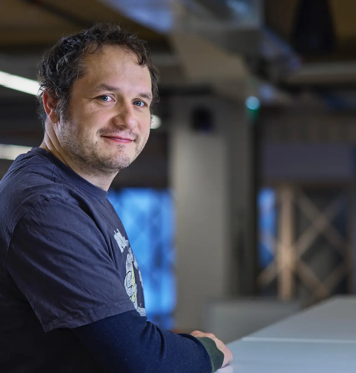 – Vi bør ikke skamme oss over at vi bruker KI. Man skal være litt forsiktige med å putte for mye ansvar på forbrukere, sier Simula-forsker Michael Riegler. (Foto: Bård Gudim / Simula)