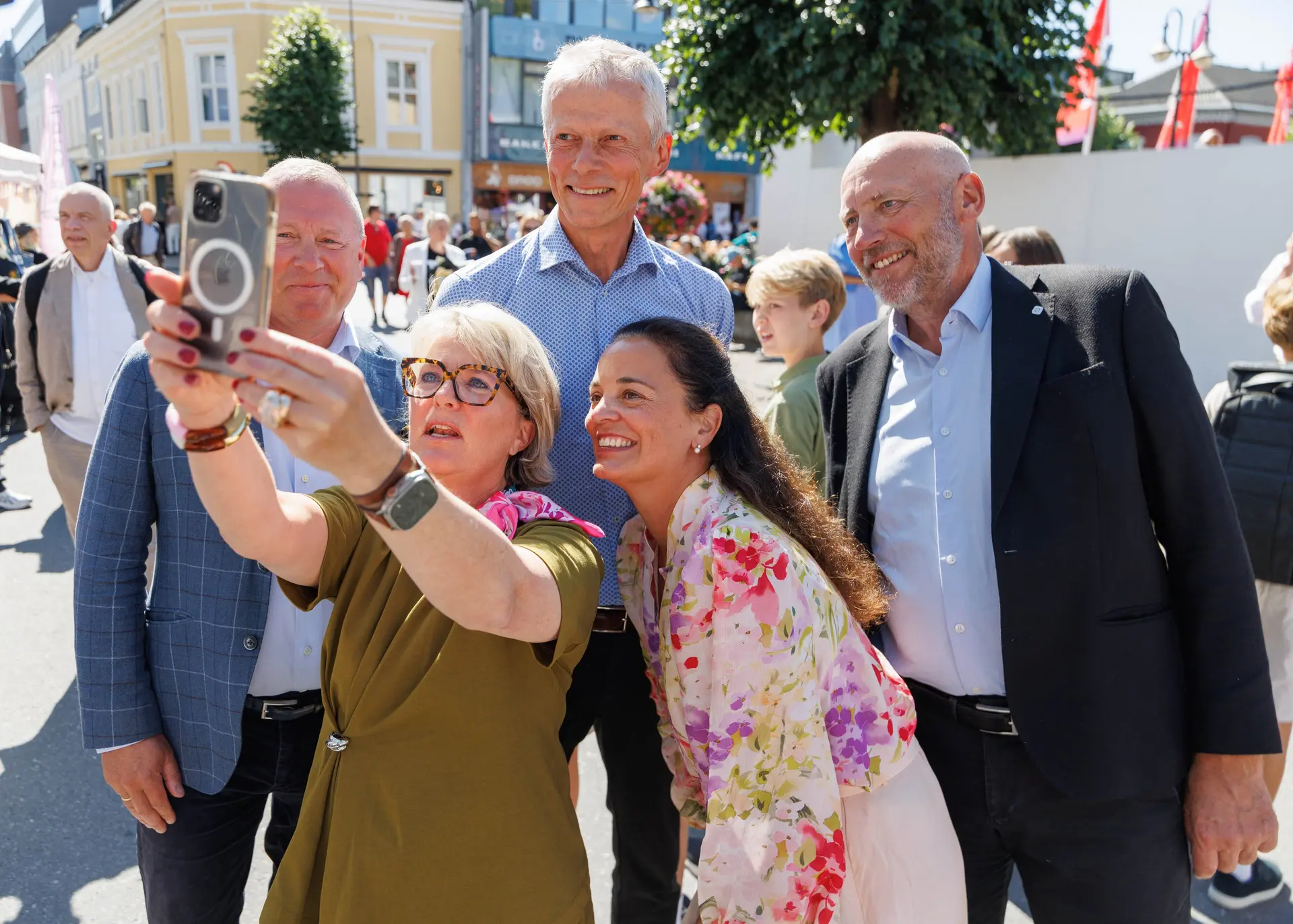 Deltakerne i Digital Norway-debatten «Må topplederen være en KI-maniac?» samlet under Arendalsuka. Budskapet fra scenen var tydelig: Toppledere må selv forstå og bruke KI. (Foto: Øyvind Ganesh)