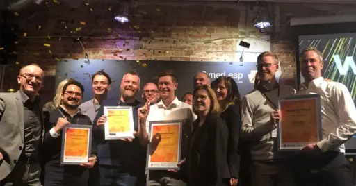 I fjor vant Joachim Paasche (lengst til høyre) og Adaptive Robotics ABBs europeiske startup-konkurranse. Nå er har de fått tildelt støtte gjennom EU-ordningen TRINITY.