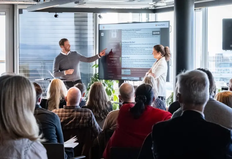 Siden sist har det vært en enorm etterspørsel om flere øvelser. Derfor er det ekstra stas å dele at vi skal tilbake ut på veien, sier Liv Dingsør (til høyre), daglig leder i Digital Norway. (Foto: Dan Kopf Pedersen) 
