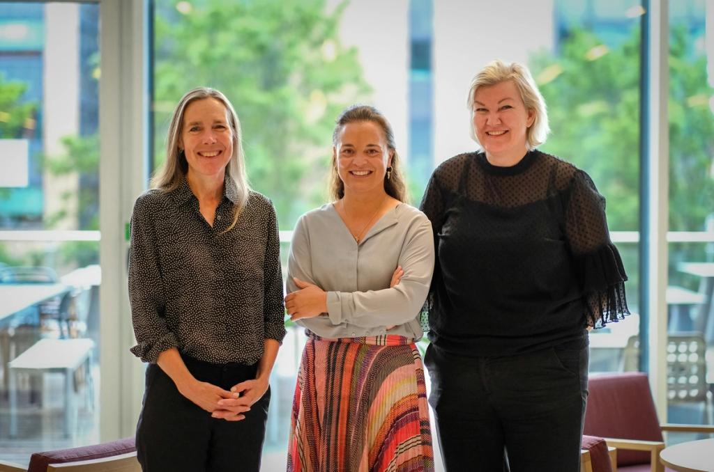 Fra venstre: Hilde Singsaas, direktør i Miljødirektoratet, Liv Dingsør, daglig leder i Digital Norway og Linda Jacobsen, avdelingsdirektør for organisasjons- og digitaliseringsavdelingen i Miljødirektoratet. (Foto: Eirik Aarseth)