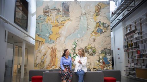 De to nye samarbeidspartnerne, her avbildet foran kunstverket, To Everything There is a Season (Vanessa Baird, 2014). Bildet skulle opprinnelig henge hos Helsedepartementet, men ble tatt ned da ansatte oppga at de følte ubehag i møte med verket. – Dette er et godt eksempel på kraften som bor i kunsten. Det kan behage, men også skape refleksjoner som ubehag og uro. Kunst er uansett aldri likegyldig, sier Danielsen (Foto: Digital Norway).