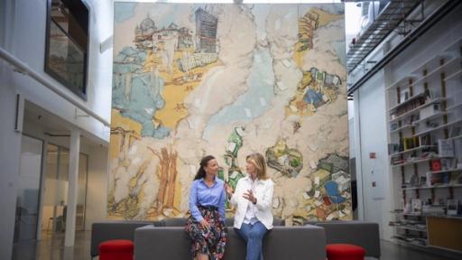 De to nye samarbeidspartnerne, her avbildet foran kunstverket, To Everything There is a Season (Vanessa Baird, 2014). Bildet skulle opprinnelig henge hos Helsedepartementet, men ble tatt ned da ansatte oppga at de følte ubehag i møte med verket. – Dette er et godt eksempel på kraften som bor i kunsten. Det kan behage, men også skape refleksjoner som ubehag og uro. Kunst er uansett aldri likegyldig, sier Danielsen (Foto: Digital Norway). 