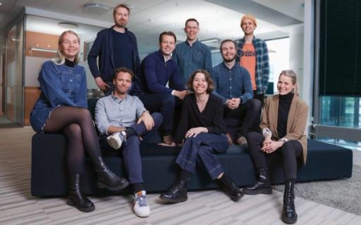 LEGGER TIL RETTE FOR FREMTIDEN: Posten Brings avdeling for fremtidsteknolgi har de siste månedene kjørt et læringsprosjekt om ChatGPT. Øverst til høyre bak står Sven Richard Magerøy Tønnessen og Petter Kowalik Gran. Foto: Posten Bring