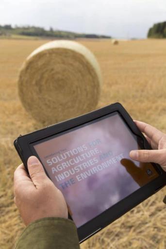 Analogt høy, digital gjødsling. Smarttelefoner og sensorer skaper nye muligheter for matprodusenter. Yara mener dette gir fordeler både for selskapet og kundene. Dette er appen CheckIT, som gir tilgang til en database med bilder som viser mangelsymptomer i planter. Foto: Yara