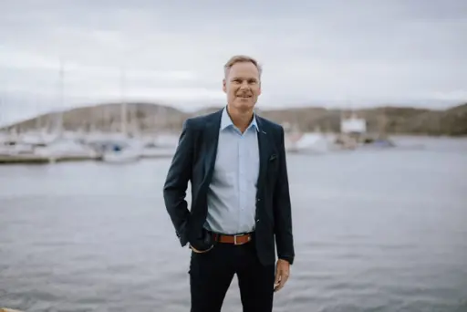 Per Martin Olsen, banksjef for havnæringer i SpareBank 1 Nord-Norge, ser positivt på den bærekraftige utviklingen i bransjen. – Med nye krav fra myndighetene har vi likevel mye å jobbe med, sier han. Foto: Marthe Mølstre