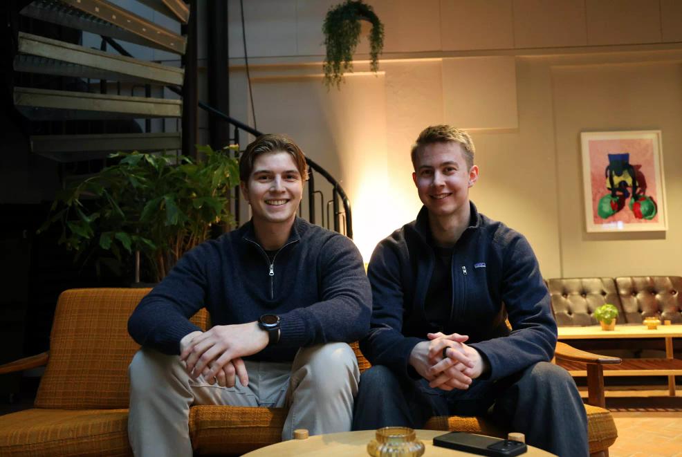 De to unge gründerne Erik Bohne og Mikael Steenbuch omsetter selv for millioner i egen KI-startup. Nå arrangerer de NM i AI for andre gang. (Foto: Vilde Sollien)