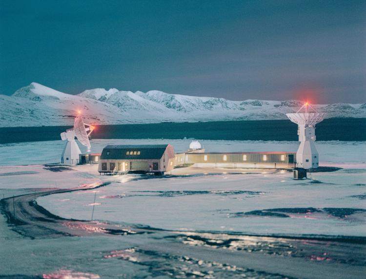 Kartverkets geodetiske jordobservatorium i Ny-Ålesund på Svalbard. Foto: Erik Hattrem/Kartverket