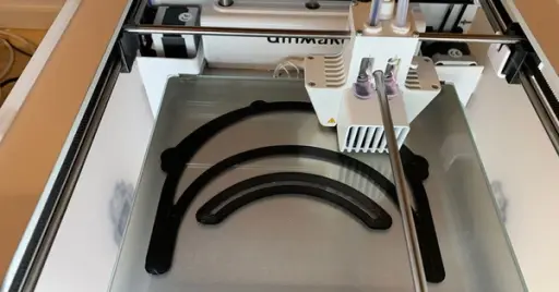 Her 3D-printes de nødvendige delene til et ansiktsvisir, som kan forhindre dråpesmitte. Foto: StartupLab