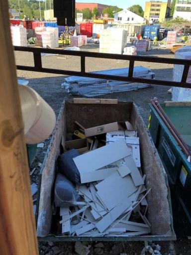 Dumme bilder, smart maskiner. Bildene av avfallet ble matet inn i en maskinlæringsmodell, som ble lært opp til å gjenkjenne forskjellige typer avfall – og ikke minst hva snø er for noe.