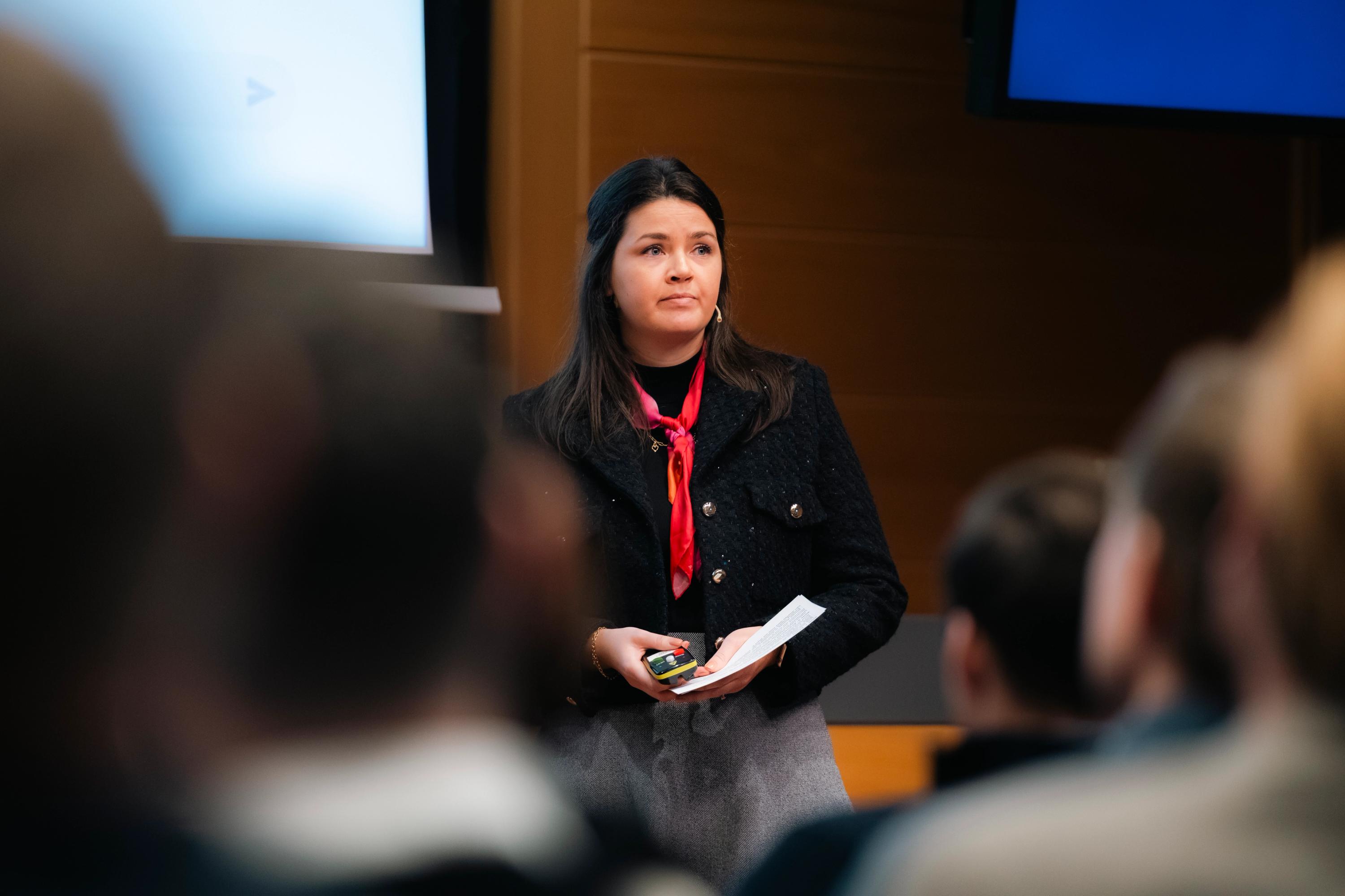 Sara Foss, senior kommunikasjonsrådgiver i NBIM, presenterte medieverktøyet Echo, som teamet har bygget selv. (Foto: Halvor Njerve/Norges Bank Investment Management).