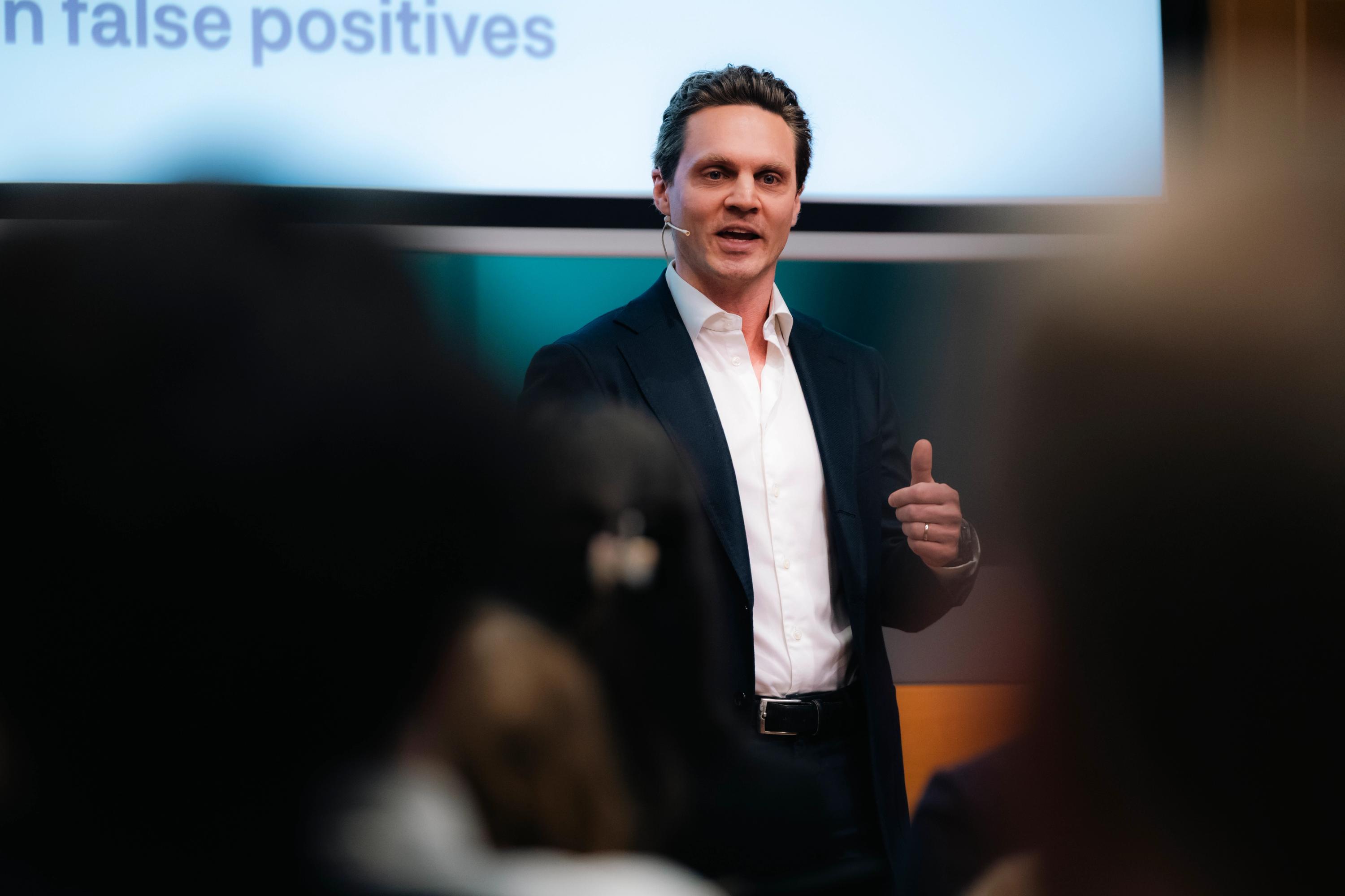 Oscar Merckoll fra compliance-teamet i NBIM forklarte hvordan KI kan brukes til å fange opp mulig markedsmanipulasjon. (Foto: Halvor Njerve/Norges Bank Investment Management).