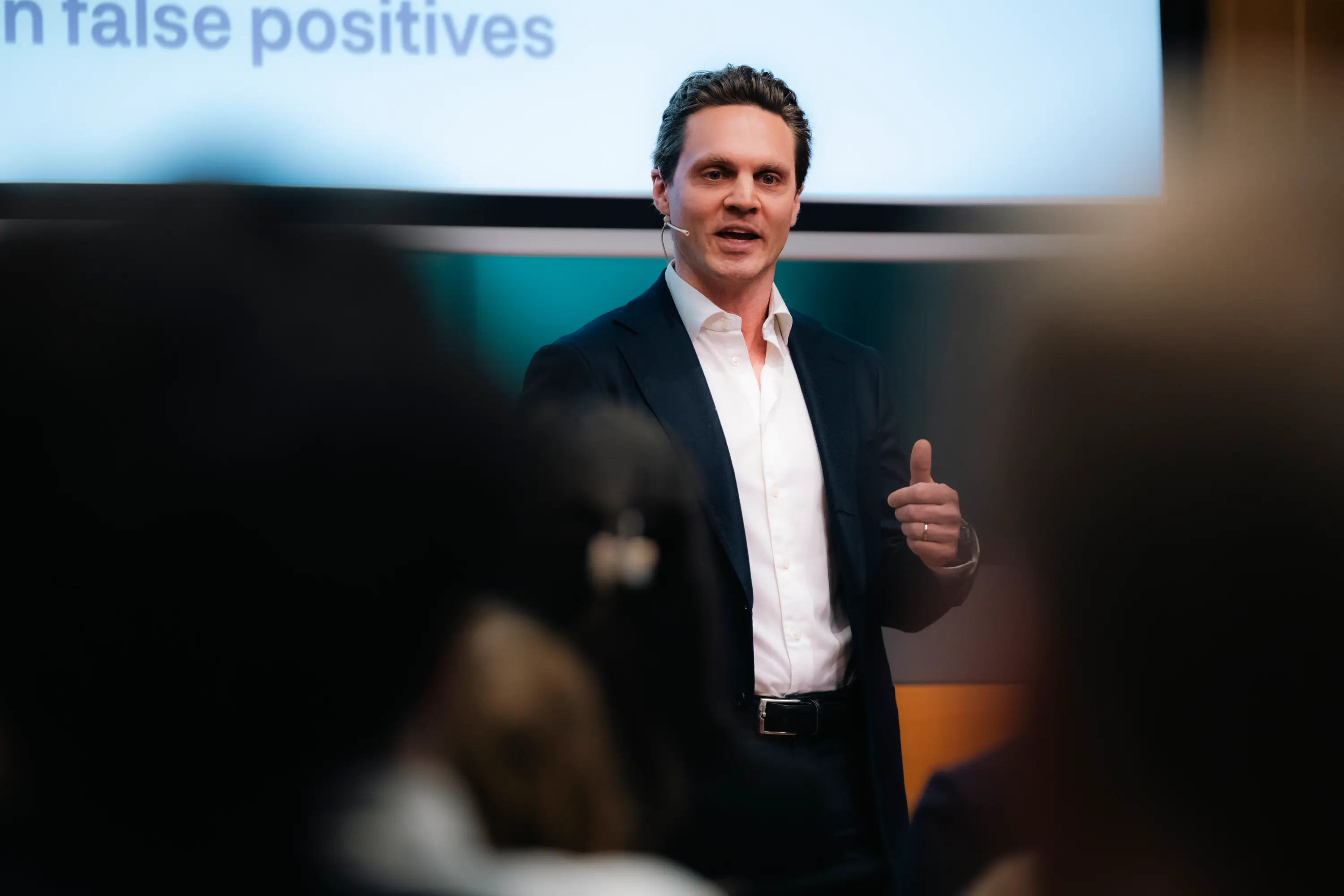 Oscar Merckoll fra compliance-teamet i NBIM forklarte hvordan KI kan brukes til å fange opp mulig markedsmanipulasjon. (Foto: Halvor Njerve/Norges Bank Investment Management).