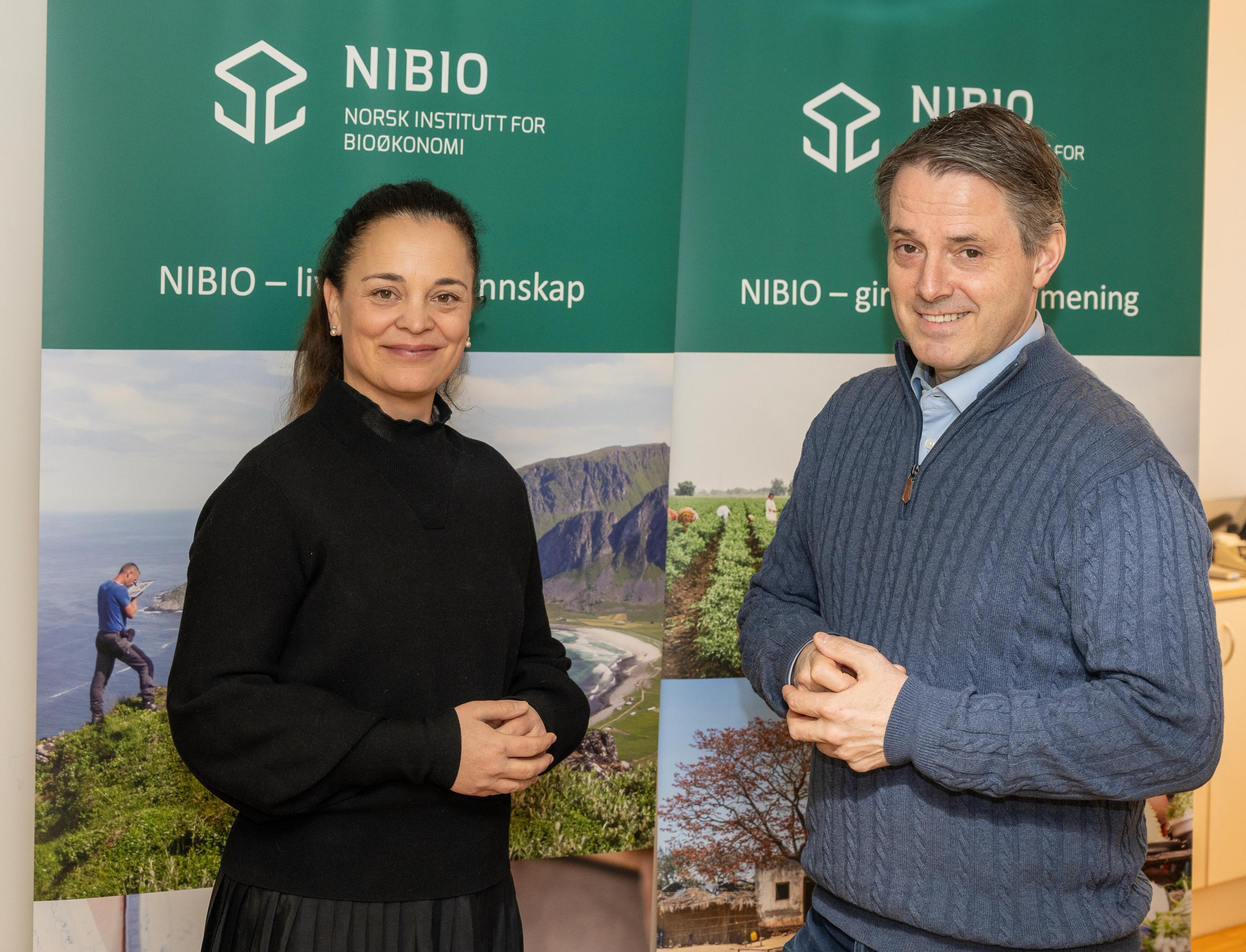 – Alt vi gjør starter med data. Det er selve grunnmuren vår, sier Ivar Horneland Kristensen, administrerende direktør i NIBIO, her sammen med Liv Dingsør, daglig leder i Digital Norway (Foto: Erling Fløistad / NIBIO)