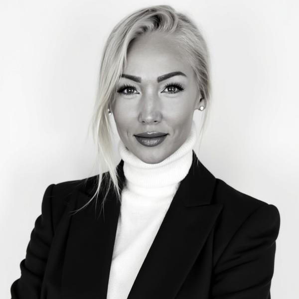 Sort-hvitt portrett av kvinne i blazer.