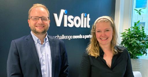 VISER VEI TIL SKYEN: Kjetil Stallemo, direktør for Consulting, og Iselin Paulsen, kommunikasjonssjef i Visolit.