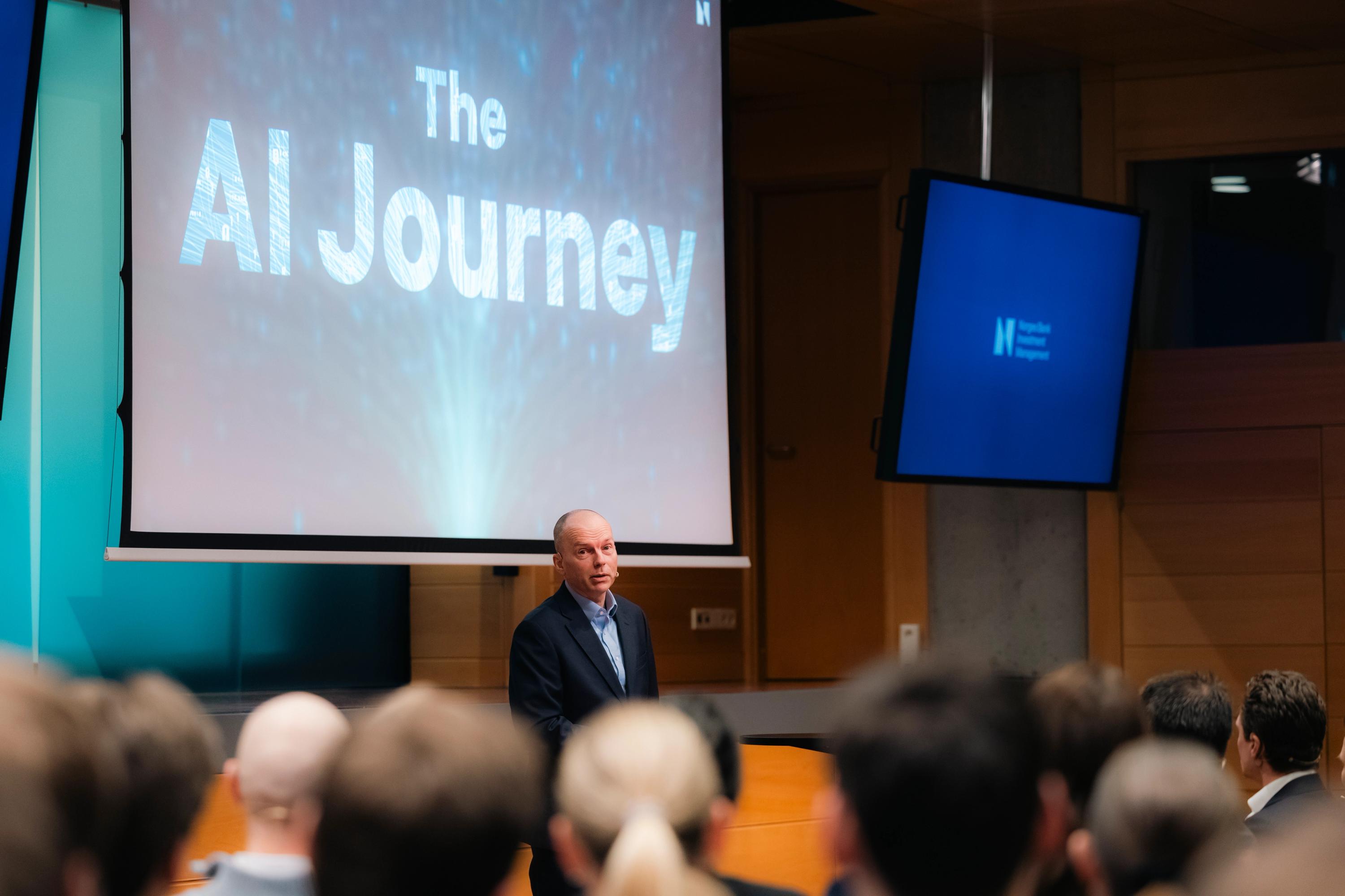 Stian Kirkeberg, KI-leder i NBIM, fortalte hvordan fondet fikk fart på KI-bruken i hele organisasjonen. (Foto: Halvor Njerve/Norges Bank Investment Management).