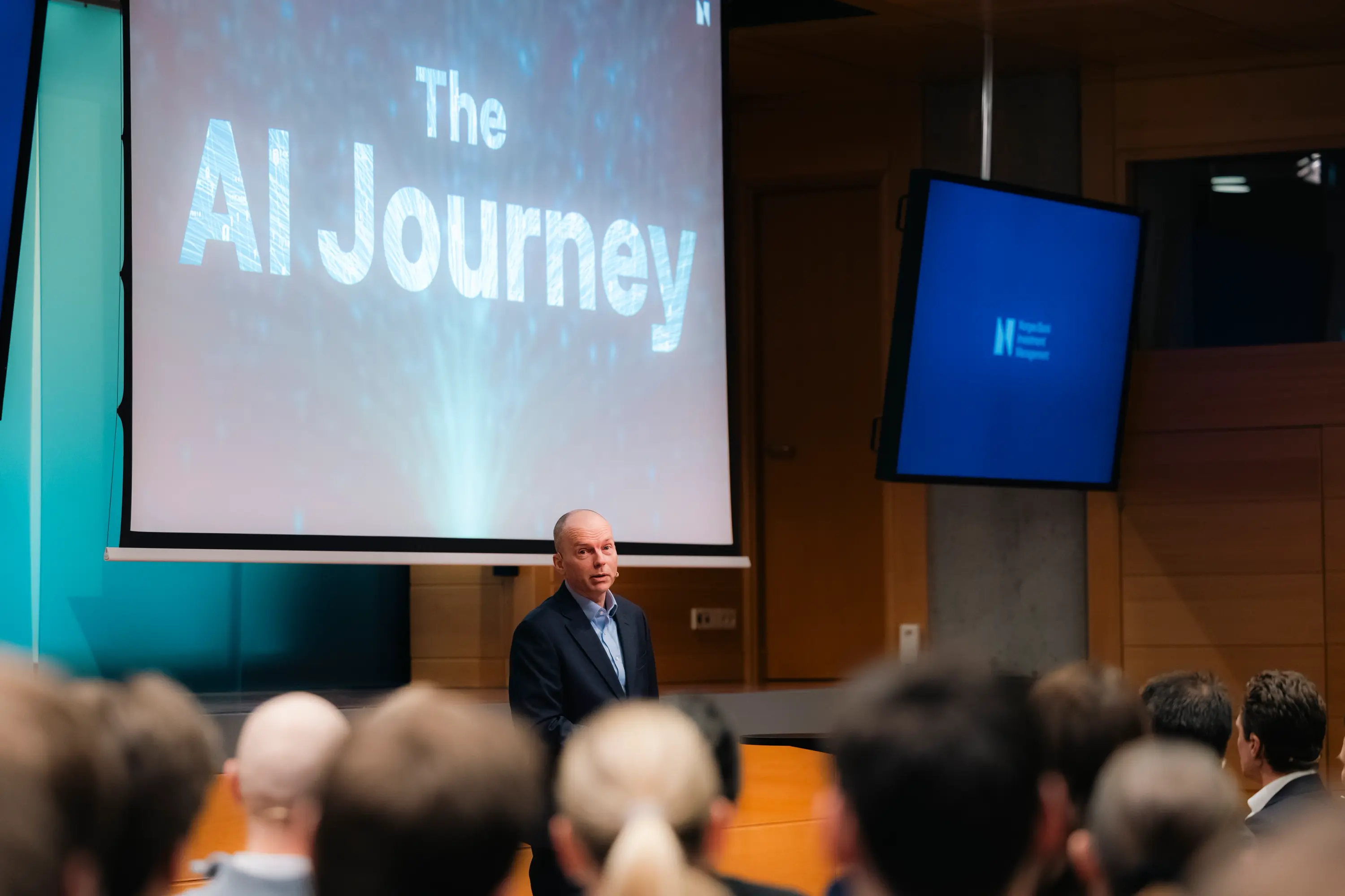Stian Kirkeberg, KI-leder i NBIM, fortalte hvordan fondet fikk fart på KI-bruken i hele organisasjonen. (Foto: Halvor Njerve/Norges Bank Investment Management).