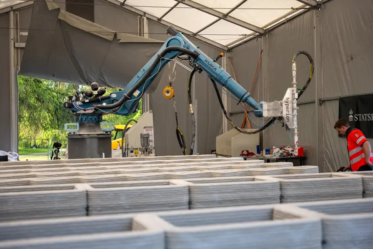 3D-printeren ble satt opp i et telt utenfor NTNU-hoverdbygningen i mai 2026.