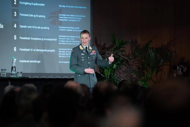 Forsvarssjef Eirik Kristoffersen på scenen under lanseringen.