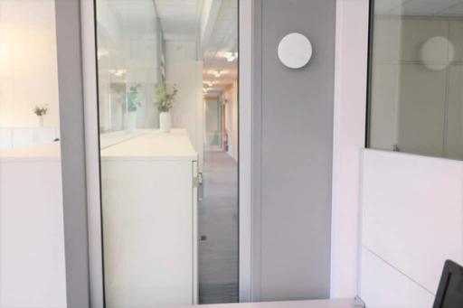 Sensortungt kontormiljø. En rekke ulike sensorer – denne fra norske AirThings – testes ut på huset. De sender data til en app som brukes for å forstå og regulere husets mange systemer. Foto: Proptech Bergen