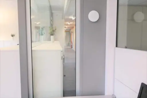 Sensortungt kontormiljø. En rekke ulike sensorer – denne fra norske AirThings – testes ut på huset. De sender data til en app som brukes for å forstå og regulere husets mange systemer. Foto: Proptech Bergen