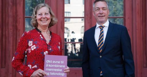 Forsvarsminister Frank Bakke-Jensen og utvalgsleder Berit Svendsen, leder for Svendsen-utvalget ved overleveringen av deres rapport. Foto: Torbjørn Kjosvold