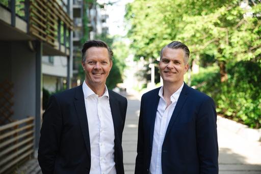 – Vi jobber med digitalisering flere andre steder, som energistyring, bærekraft, utvikling av chatbotter, og mer, sier Tor-Arne Fosser, konserndirektør for digitalisering og teknologi i Coop Norge (til høyre) (Foto: Digital Norway).