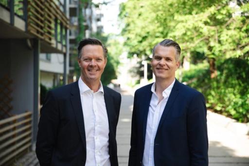 – Vi jobber med digitalisering flere andre steder, som energistyring, bærekraft, utvikling av chatbotter, og mer, sier Tor-Arne Fosser, konserndirektør for digitalisering og teknologi i Coop Norge (til høyre) (Foto: Digital Norway).