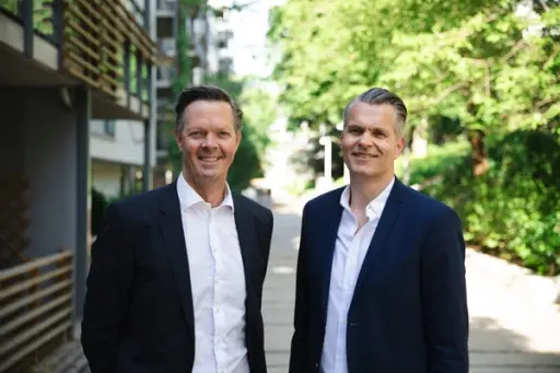 – Vi jobber med digitalisering flere andre steder, som energistyring, bærekraft, utvikling av chatbotter, og mer, sier Tor-Arne Fosser, konserndirektør for digitalisering og teknologi i Coop Norge (til høyre) (Foto: Digital Norway).