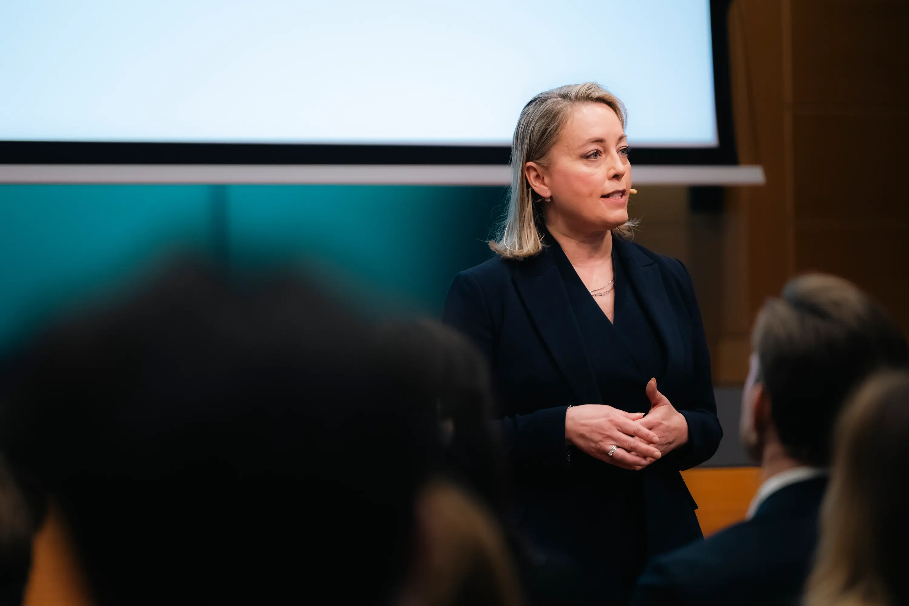 Christy Stagemeyer presenterte en KI-simulator som brukes til å planlegge og trene på forhandlinger. (Foto: Halvor Njerve/Norges Bank Investment Management).