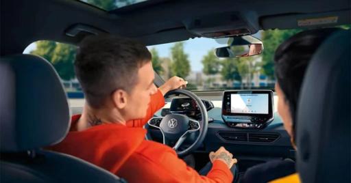 Volkswagen ID.3 er den første bilen med produsentenes egenutviklede operativsystem. Innen 2025 ønsker VW selv å stå for 60 prosent av programvaren i bilene sine, i motsetning til 10 prosent i dag. Foto: Volkswagen