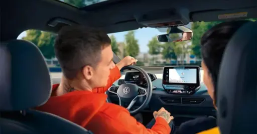 Volkswagen ID.3 er den første bilen med produsentenes egenutviklede operativsystem. Innen 2025 ønsker VW selv å stå for 60 prosent av programvaren i bilene sine, i motsetning til 10 prosent i dag. Foto: Volkswagen