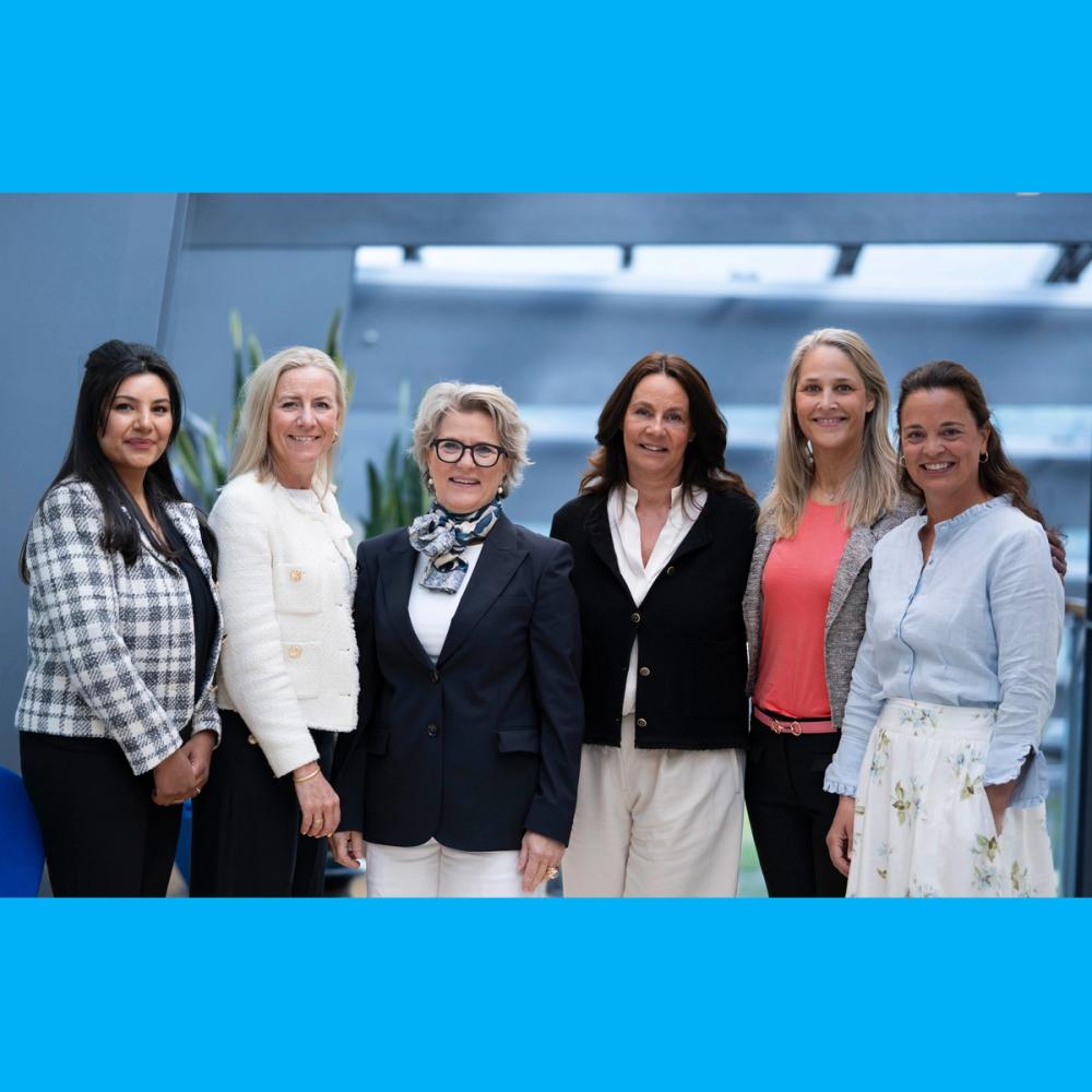 Kainaat Qaiser Mir (ODA-Nettverk), Kine Dahl (ODA-Nettverk), Benedicte Schilbred Fasmer (Telenor Group), Birgitte Engebretsen (Telenor Norge), Kristine Hofer Næss (ODA-Nettverk)og Liv Dingsør (Digital Norway). Foto: Martin Fjellanger.