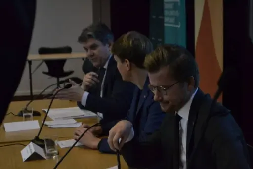 Offentlig innsats. Gemyttlig stemning da (fra venstre) Tom-Christer Nilsen, Torstein Tvedt Solberg og Sveinung Rotevatn diskuterte digitaliseringens kår i Norge. Foto: NHO