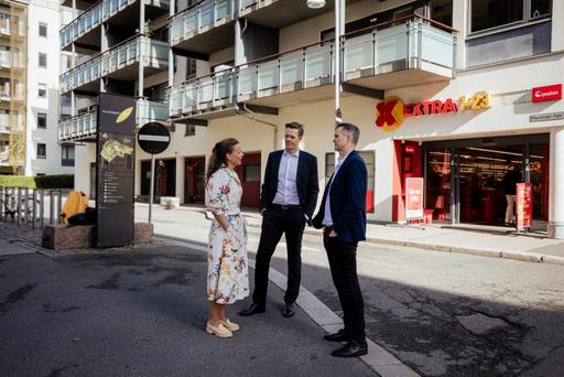 I gjennomsnitt handler nordmenn et sted mellom tre til fire ganger i uken. Dagligvarebutikken er rett og slett en stor del av folk flests hverdag. – Digitalisering er avgjørende for å gi kunder de trenger, når de trenger det, sier Engedal (i midten). Her sammen med Liv Dingsør (til venstre) og Tor-Arne Fosser (til høyre) (Foto: Digital Norway).