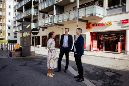 I gjennomsnitt handler nordmenn et sted mellom tre til fire ganger i uken. Dagligvarebutikken er rett og slett en stor del av folk flests hverdag. – Digitalisering er avgjørende for å gi kunder de trenger, når de trenger det, sier Engedal (i midten). Her sammen med Liv Dingsør (til venstre) og Tor-Arne Fosser (til høyre) (Foto: Digital Norway).