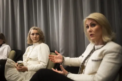 – Vi må få fart på bruken av kunstig intelligens og digitaliseringen av Norge, sier digitaliseringsminister Karianne Tung (til venstre) – som heier på samarbeidet mellom Digital Norway og Microsoft Norge. (Til høyre: Kristine Dahl Steidel, administrerende direktør i Microsoft Norge).