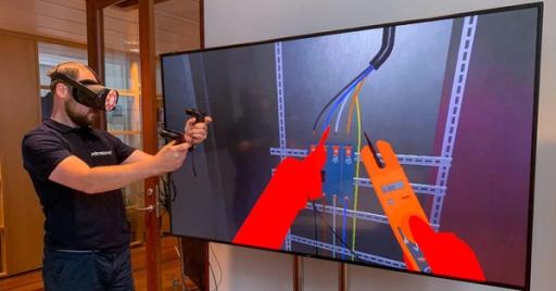 SIKKER HÅNDTERING: VR-teknologi kan brukes til opplæring og trening i potensielt farlige oppgaver. Jo Jørgen Stordal i Pointmedia demonstrerer et egetutviklet program der du kan trene på å håndtere strømanlegg på en sikker måte. Foto: Thalia Gellerstedt / Pointmedia