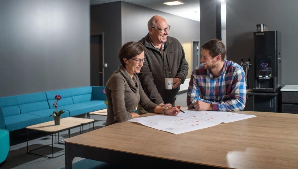 Sissel Walderhaug, prosjekteringssjef sammen med prosjekteringsleder Stig-Erik Nogva og prosessdesigner Robert Timmers i Artec-Aqua. Foto Tony Hall