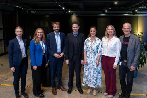 Fra venstre: Anastasia Antonyk fra Norsk-ukrainsk handelskammer, Bjørg Mørøre Nordskar fra Danish Entrepreneurs, næringsminister Jan Christian Vestre, Ihor Holovchenko, Chargé d`affaires ved den ukrainske ambassaden, Liv Dingsør i Digital Norway, Tine Austvoll Jensen fra Google Norge og Peter Jetzel fra Rebel.