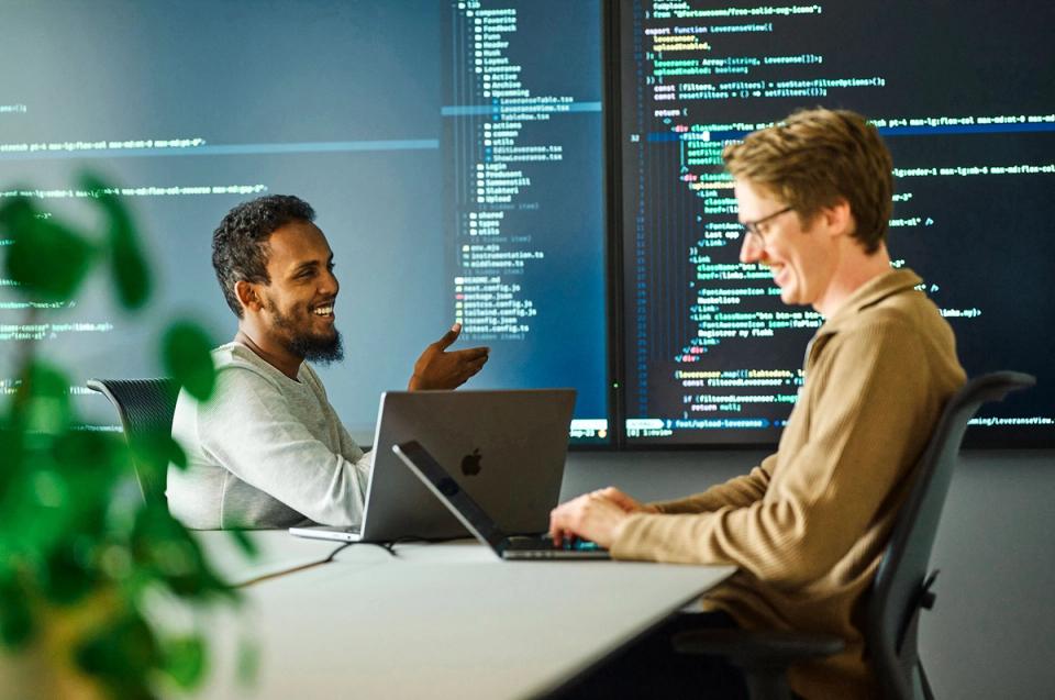 Slik gikk Mattilsynet fra å være strukturert i klassiske avdelinger etter hierarkiske strukturer, organiseres nå avdelingen i tverrfaglige og myndiggjorte team. (Foto: Mattilsynet)