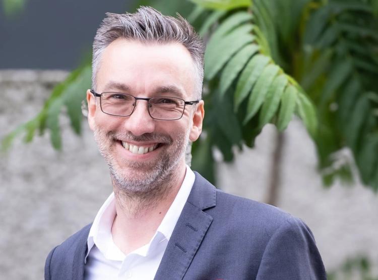 – Det vi ser nå er at KI endelig begynner å gjøre det vi alle håpet at det skulle gjøre, sier KI-ekspert i Digital Norway, Alexander Haneng (Foto: Privat)