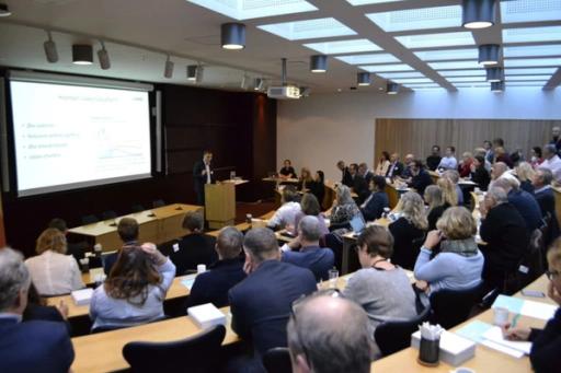 Digitale hoder. Det var fullt hus hos NHO da Digital21s leder Trond Moengen forklarte bakgrunnen for anbefalingene.