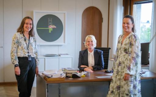 Heidrun Larsen Reisæter (f.v.), Vibeke Fürst Haugen og Liv Dingsør – på kringkastingssjefens fredede kontor, som blir stående som det er når NRK snart flytter.